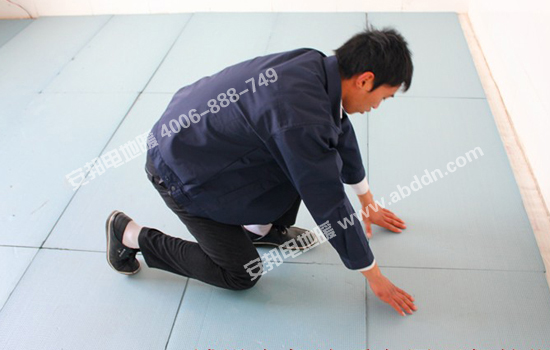 鋪設安邦地暖專用環(huán)保擠塑板