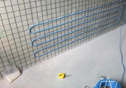 將發熱電纜安裝在墻面的鋼絲網上